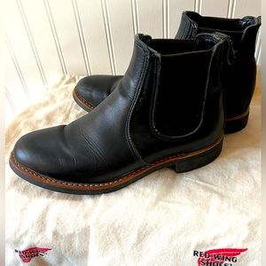 REDWING HERITAGE 6-INCH CHELSEA
WOMEN'S SHORT BOOT IN BLACK BOUNDARY LEATHER